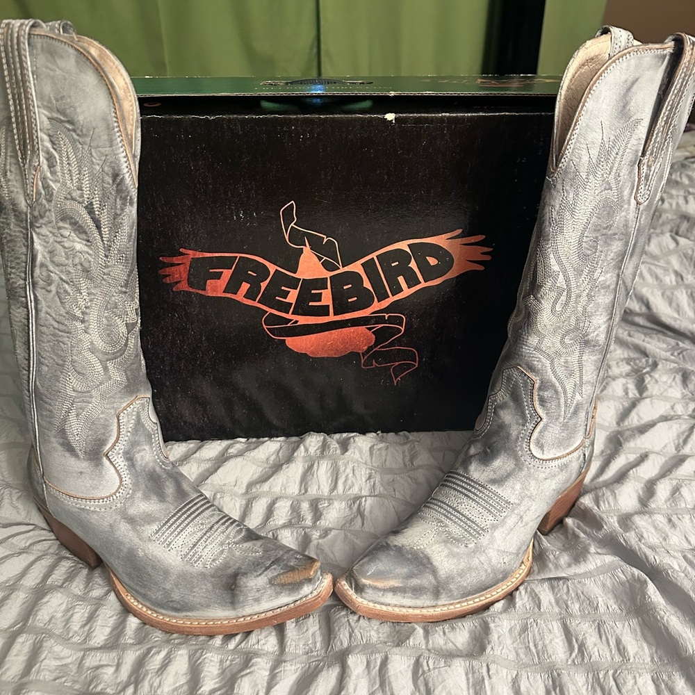 Never worn comes in original box with protective bags